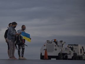 Réfugiés ukrainiens arrivés à Regina après un vol humanitaire en provenance de Varsovie, en Pologne.