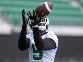 Le receveur des Roughriders de la Saskatchewan, Duke Williams, a réussi un attrapé lors de l'entraînement de mardi au Mosaic Stadium.