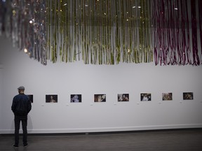Participants view photographs of the New York drag scene of the 1980s and 1990s through the lens of Linda Simpson.