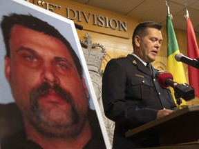 Chief Superintendent Tyler Bates, verantwortlicher Offizier des South District Management Teams des Saskatchewan RCMP, gibt eine Erklärung mit Einzelheiten zum Amber Alert ab, der am 8. August auf Ersuchen des Shaunavon RCMP herausgegeben wurde.  Die Erklärung wurde am Dienstag, dem 9. August 2022, in Regina vom Hauptquartier der F-Division abgegeben.