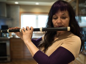 Tara Semple pratique sa flûte baroque en 2019.