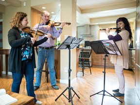 Tara Semple, à droite, pratique sa flûte baroque tandis que Rudolf Sternadel, au centre, et Elyssa Lefurgey-Smith, à gauche, jouent des violons baroques lors d'une répétition en 2019.