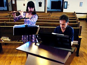 Tara Semple (en haut à gauche) joue de la flûte baroque tandis que Hart Godden joue du clavecin lors d'une répétition à l'église Knox-Metropolitan de Regina le 19 avril 2015.