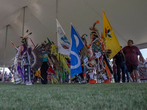 La grande procession d'entrée entre dans la tente principale lors du pow-wow annuel de la Ranch Ehrlo Society sur leur campus de Pilot Butte le jeudi 25 août 2022 près de Pilot Butte.
