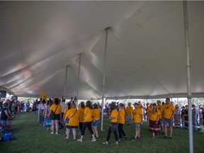 La grande procession d'entrée entre dans la tente principale lors du pow-wow annuel de la Ranch Ehrlo Society.