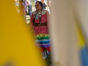Sheri Kaiswatum se produit dans le Senior Women's Fancy lors du pow-wow annuel de la Ranch Ehrlo Society.