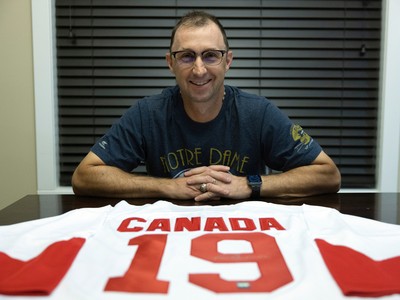 retiring-no--19-a-fitting-tribute-to-team-canada-72--henderson