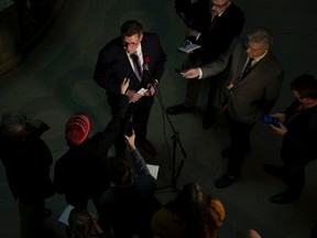 Le premier ministre de la Saskatchewan, Scott Moe, s'adresse aux médias après la période des questions au Palais législatif de la Saskatchewan, lundi.