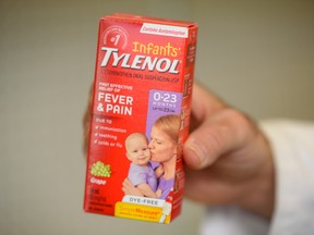 Pemilik apotek Ali Zgheib memegang Tylenol anak-anak di Pharmacy Care pada Kamis, 18 Agustus 2022.