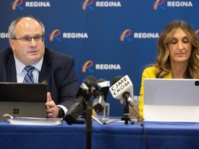 Barry Lacey, kiri, direktur eksekutif, Strategi Keuangan & Keberlanjutan, dan Niki Anderson, manajer kota, berbicara tentang anggaran operasional dan modal umum Kota Regina 2023-24 yang diusulkan pada 22 November 2022.