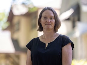 Vanessa Mathews, profesor studi geografi dan lingkungan di Universitas Regina, di luar rumahnya pada Kamis, 14 Juli 2022 di Regina.