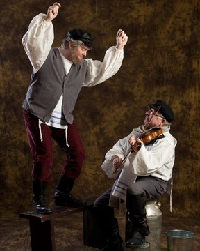 Robert Ursan (kiri) dan Eduard Minevich membintangi Fiddler On The Roof produksi Regina Lyric Musical Theatre tahun 2014.  Foto oleh Fotografi Penembak Jitu