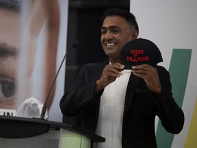 Produser Anand Ramayya berbicara selama pembukaan film Creative Saskatchewan Feature Film dan Program Hibah Produksi Televisi berjudul King of Killers di John Hopkins Regina Soundstage pada bulan Agustus di Regina.