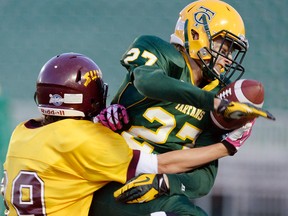 Bek belakang Campbell Tartans Josh Hagerty, 27, mematahkan operan LeBoldus Golden Suns pada 17 Oktober 2014 di Taylor Field.