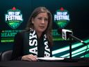 Presiden dan CEO Regina Hotel Association, Tracy Fahlman berbicara kepada media selama pengarahan tentang transportasi, logistik, dan keselamatan menjelang dimulainya Festival Piala Gray 2022 di Stadion Mosaic pada Senin, 14 November 2022 di Regina. 