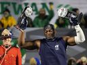 Gelandang Toronto Argonauts Henoc Muamba (10) merayakan dua penghargaan individu setelah memenangkan Piala Grey ke-109 di Stadion Mosaic pada Minggu, 20 November 2022 di Regina.