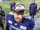 Quarterback Toronto Argonauts Chad Kelly (12) merayakan kemenangan Piala Grey ke-109 di Stadion Mosaic pada Minggu, 20 November 2022 di Regina.