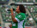 Teagan Littlechief dari White Bear First Nations Treaty 4 akan menyanyikan lagu kebangsaan Kanada dalam bahasa Cree, Inggris, dan Prancis sebelum pertandingan Piala Grey 2022.  Foto milik Saskatchewan Roughriders.