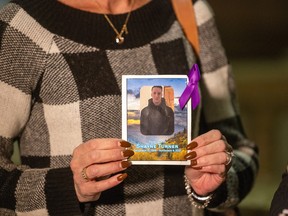 Terri McKeever hält ein Foto ihres verstorbenen Sohnes Shayne Turner hoch, während sie am Dienstag, den 22. November 2022 im Legislative Building in Regina spricht. Shayne Turner, der im vergangenen November an einer Überdosis starb, nachdem er ohne die Unterstützung, die er brauchte, aus dem Regina General Hospital entlassen worden war.