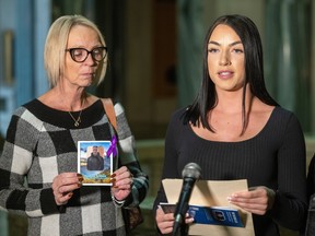 La mère Terri McKeever (à gauche) et sa fille Ashley Turner se sont rendues à l'Assemblée législative mardi pour demander une enquête du coroner sur la mort par surdose de Shayne Turner.