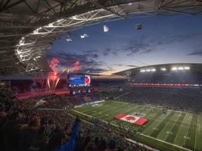 Bendera Kanada digelar di atas lapangan selama lagu kebangsaan sebelum Piala Grey ke-109 di Stadion Mosaic pada Minggu, 20 November 2022 di Regina.