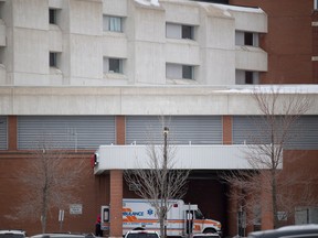 Ambulans diparkir di luar Rumah Sakit Umum Regina pada bulan Januari.