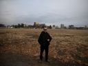 REGINA, SASK : 31 Oktober 2022-- Brian James, yang tinggal di North Central yang telah berbicara tentang Inisiatif Revitalisasi Regina, mewakili potret di bekas situs Taylor Field pada Senin, 31 Oktober 2022 di Regina.  KAYLE NEIS / Regina Leader-Post