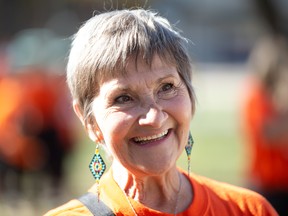 Ann Perry, direktur eksekutif The Circle Project, berbicara kepada media di sebuah acara yang diadakan di Victoria Park selama Hari Nasional untuk Kebenaran dan Rekonsiliasi di Regina, Saskatchewan pada 30 September 2021.