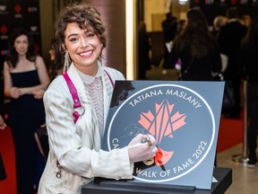 Tatiana Maslany de Regina assiste au dévoilement de la plaque sur l'Allée des célébrités canadiennes le 3 décembre 2022 à Toronto.