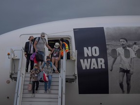 Sekitar 230 pengungsi Ukraina tiba dari penerbangan kemanusiaan dari Warsawa, Polandia ke Bandara Internasional Regina pada Senin, 4 Juli 2022 di Regina.
