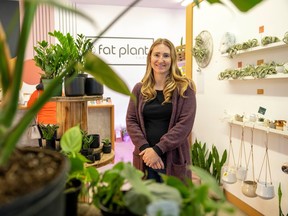 Kait Waugh est la propriétaire de Fat Plant Farms, se tient à l'intérieur de son magasin le lundi 5 décembre 2022 à Regina.  Waugh a annoncé que son magasin fermerait définitivement à la fin de ce mois.