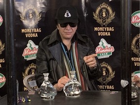 Gene Simmons berada di Penyulingan Minhas Regina pada hari Minggu untuk mempromosikan vodka MoneyBag.  Foto oleh Greg Harder/Regina Leader-Post.