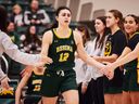 Jade Belmore, 12 ans, vit un rêve en jouant pour l'équipe féminine de basketball des Cougars de l'Université de Regina.