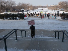 Des gens sont vus lors d'un rassemblement au Palais législatif de la Saskatchewan à Regina, en Saskatchewan, le 30 janvier 2021.