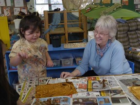 Anne Luke, pendiri Regina Early Learning Centre, bekerja dengan seorang anak di pusat tersebut pada Januari 2007.