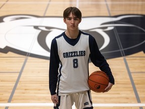 Markus Glasspell è raffigurato sul campo da basket della Regina Christian School, dove frequenta l'undicesimo anno.