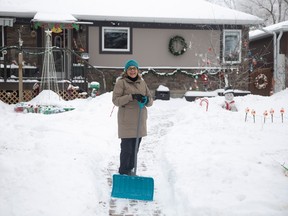 Salju yang menumpuk di trotoar menimbulkan kekhawatiran tentang walkability