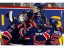 Regina Pats Connor Bedard mencetak gol ke gawang Calgary Hitmen Brayden Peters dalam adu penalti untuk kemenangan 6-5 di Scotiabank Saddledome di Calgary pada Rabu, 1 Februari 2023. Darren Makowichuk/Postmedia