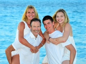 Kevin Tell et sa femme, Donna Kabaluk (à gauche), et leurs enfants Nicholas et Madeleine, à Turks and Caicos en 2018.