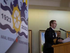 Le commandant John Murray Dalzell prend la parole à la galerie de la Saskatchewan lors d'une cérémonie au cours de laquelle le gouvernement de la Saskatchewan proclame 2023 comme le centenaire de la Réserve de la Marine royale du Canada à l'édifice législatif provincial de la Saskatchewan le mardi 25 avril 2023 à Regina.