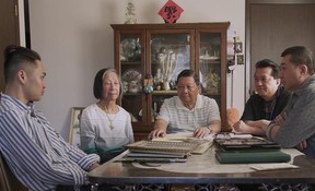 Le cinéaste de Regina Weiye Su (à gauche) parle à la famille Chow pendant le tournage de A Passage Beyond Fortune.