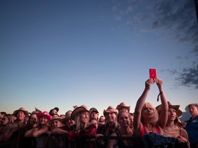 Une foule se rassemble sur la scène principale alors que la tête d'affiche Tanya Tucker se produit lors du festival Country Thunder le 15 juillet 2022 à Craven.