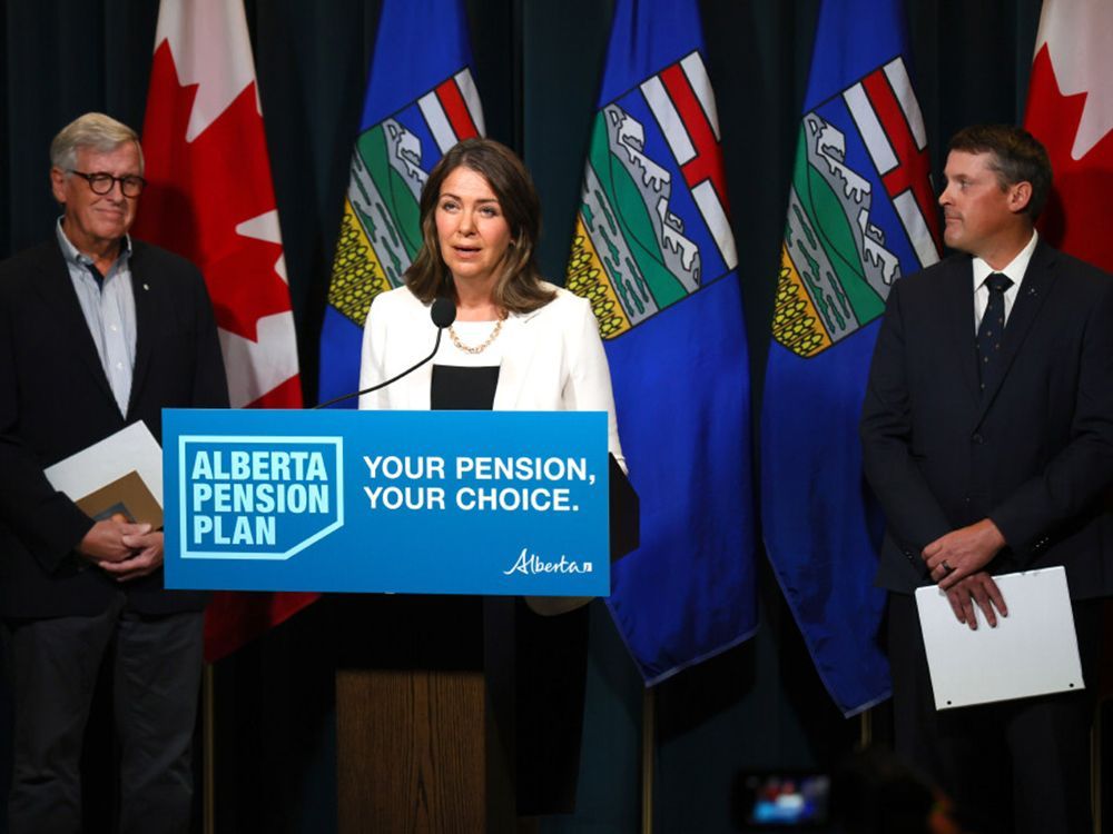 La primera ministra Danielle Smith, Ministra de Finanzas, Nate Hornning, y Jim Cinning, Presidente del Panel de participación del Plan de Pensiones de Alberta, publicaron un informe independiente sobre un posible plan de pensiones de Alberta en Calgary el 20 de septiembre.