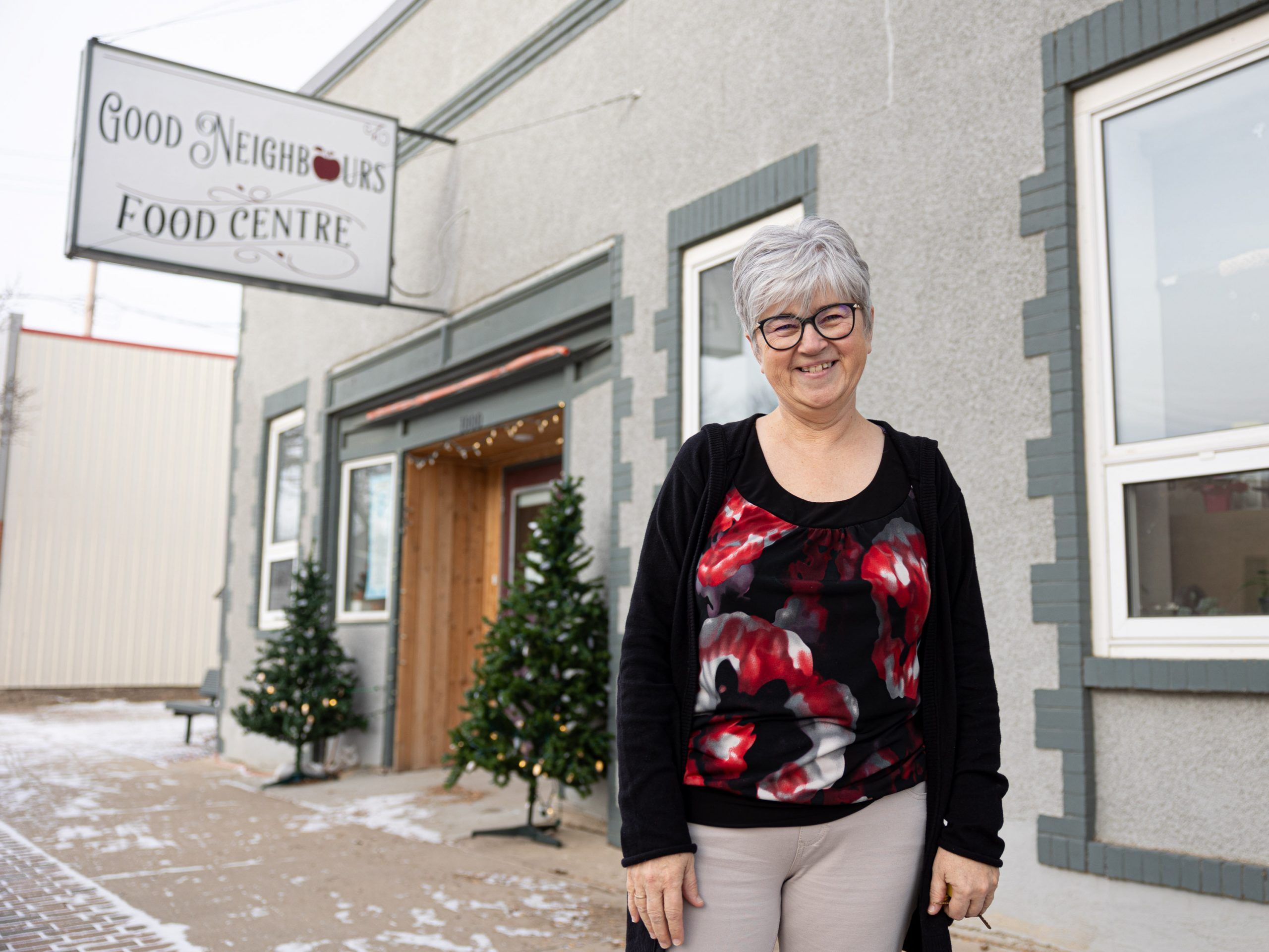 La directora ejecutiva del Good Neighbors Food Center, Betty Rudachyk, se encuentra frente al centro en 6th Street en Rosthern en noviembre.