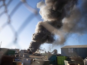 Los incendios arden en Wheat City Metals el jueves 28 de diciembre de 2023 en Regina.