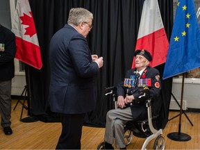 Le vétéran Estevan reçoit la plus haute décoration française pour la Seconde Guerre mondiale