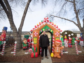 Regina man goes all out with Christmas display, animatronic Santa