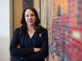 La présidente de la STF, Samantha Becotte, pose pour une photo au bureau de la Saskatchewan Teachers' Federation à Saskatoon.  Photo prise à Saskatoon, Saskatchewan.  le jeudi 29 février 2024.
