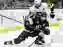 SEATTLE, WASHINGTON – 29 FÉVRIER : Kris Letang #58 des Penguins de Pittsburgh défend Jordan Eberle #7 du Seattle Kraken pendant la deuxième période au Climate Pledge Arena le 29 février 2024 à Seattle, Washington.