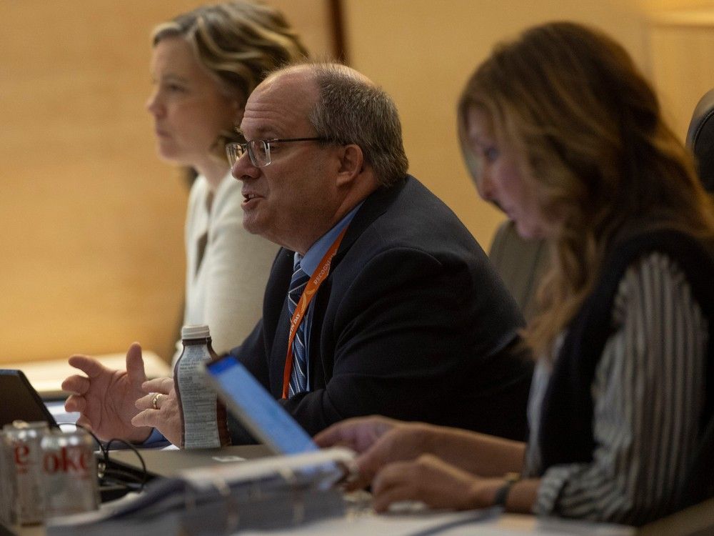 El director de finanzas, Barry Lacey, responde preguntas del consejo en Henry Baker Hall durante las deliberaciones sobre el presupuesto de la ciudad de Regina el 13 de diciembre de 2023.